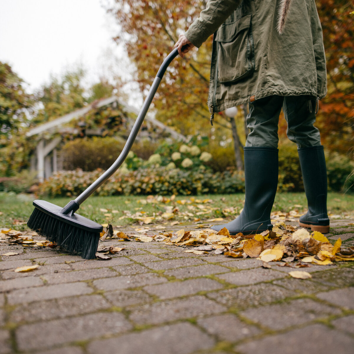 Ergonomic™ Broom Curved Shaft - Image 2